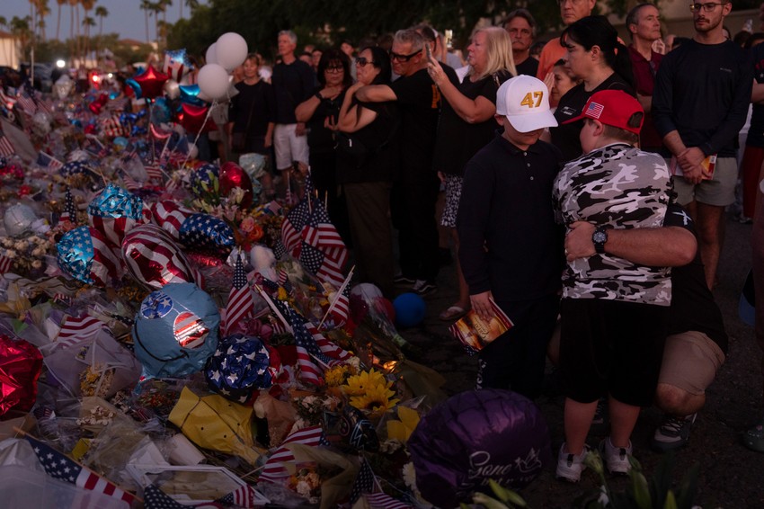 Memorijal za Čarlija Kirka u Feniksu ispred sedišta organizacije "Turning point"