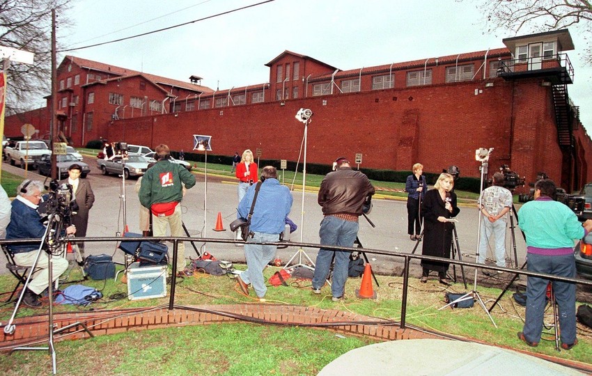 Novinari ispred zatvora