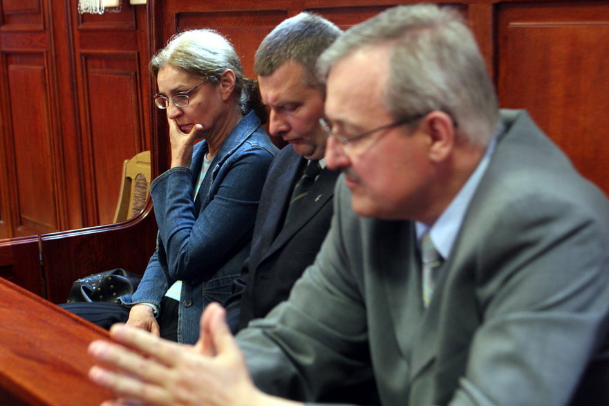 Od lewej: Grażyna Biskupska, Kuba Jałoszyński i Jan Pol na ławie oskarżonych w warszawskim sądzie w 2006 r.