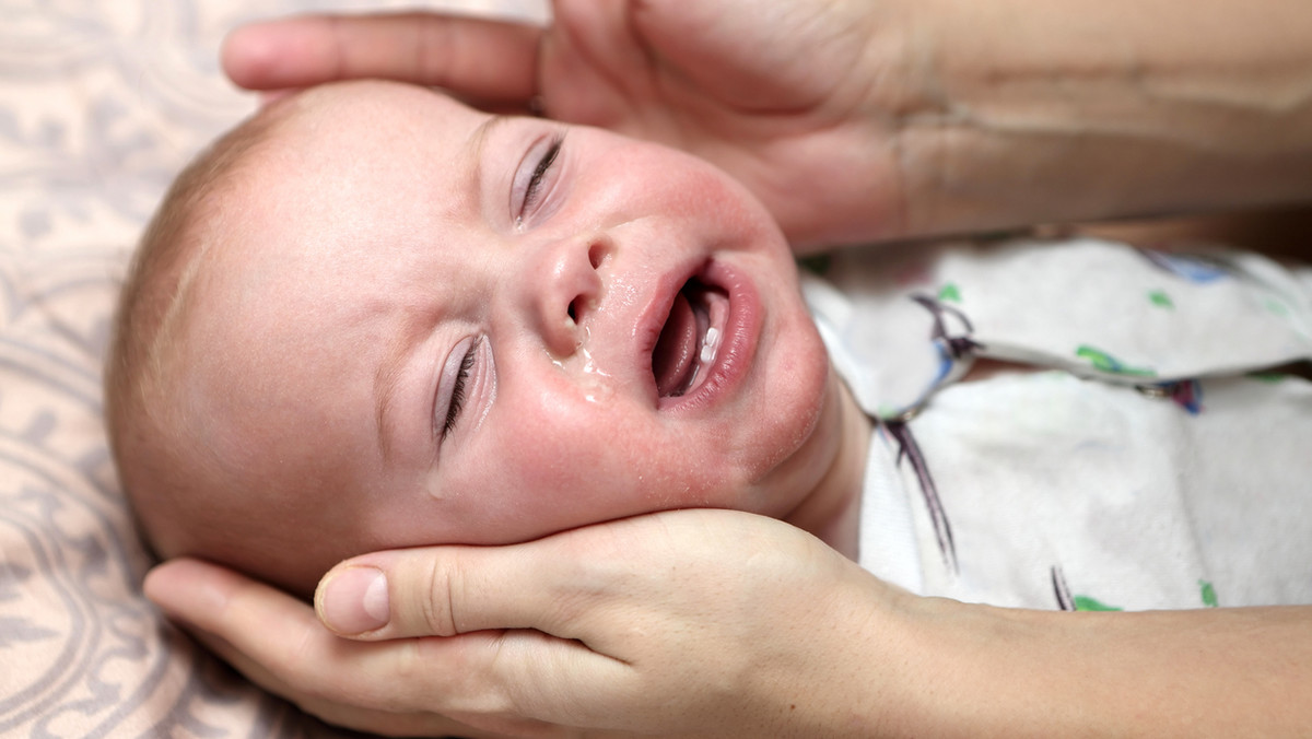 Sezon chorobowy w pełni. Bywa, że ledwo jedna infekcja się kończy, a już druga zajmuje jej miejsce. Każda mama wie, że opieka nad chorym niemowlakiem do najłatwiejszych nie należy. Najwięcej trudności sprawia podawanie małemu dziecku leków. Jedna z młodych mam postanowiła sobie to ułatwić i wymyśliła prosty sposób, który szybko zdobył popularność w mediach społecznościowych.