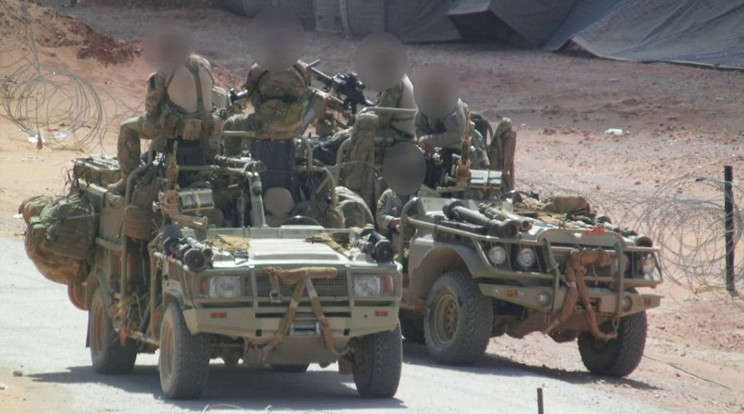 Gépágyúkkal felszerelt harci terepjáróval támadják az ISIS-t