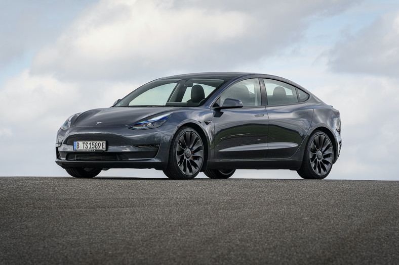 Klasa średnia – Tesla Model 3 – w sprzedaży od 2017 r.