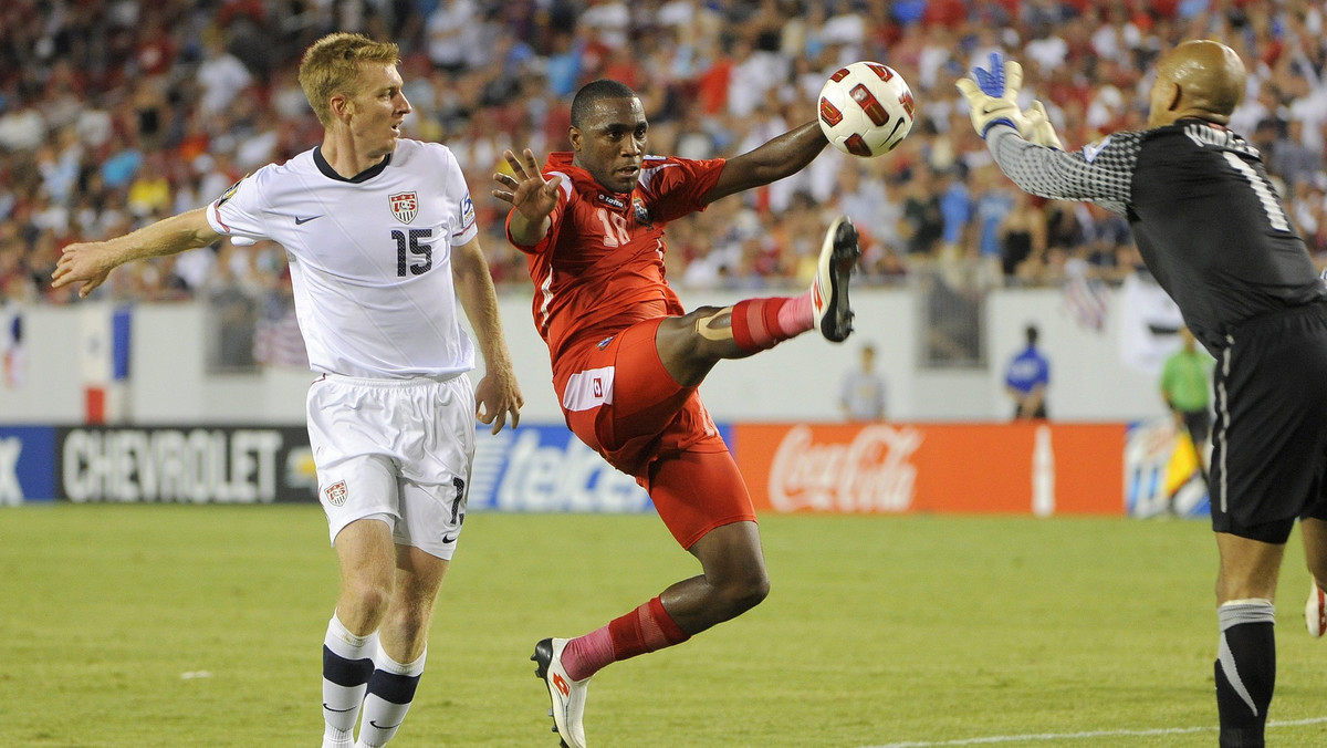 Porażka USA z Panamą 1:2 jest jak dotąd największą niespodzianką Złotego Pucharu CONCACAF - piłkarskich mistrzostw strefy Ameryki Północnej, Środkowej i Karaibów. W barwach zwycięskiej drużyny całe spotkanie rozegrał obrońca poznańskiego Lecha, Luis Henriquez. W drugim sobotnim meczu grupy C Kanada wygrała z Gwadelupą 1:0. Oba mecze rozegrano w Tampie.