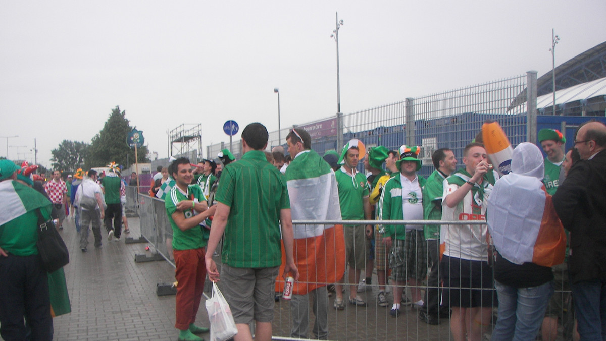 Kibice reprezentacji Irlandii opanowali Poznań. Na kilka godzin przed rozpoczęciem meczu Irlandia - Chorwacja, pod poznańskim Stadionem Miejskim zrobiło się całkiem zielono.