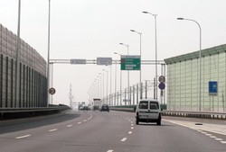 Załatają dziurę na moście, ale najpierw ustalą skąd się wzięła