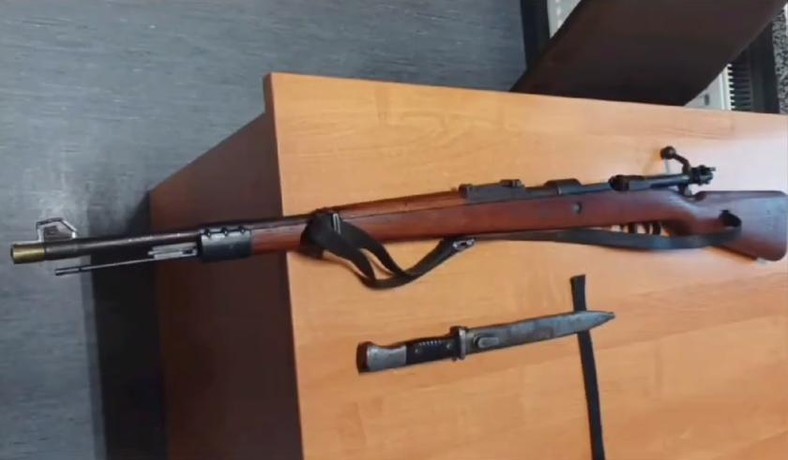 Po oględzinach okazało się, że skonfiskowany karabin Mauser został wyprodukowany w 1944 r.