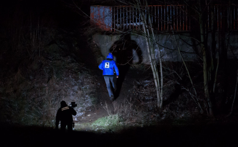 Policjanci w ramach eksperymentu procesowego odgrywali różne wersje wydarzeń. Dlatego na kurtce policjanta pojawiały się przyklejone kolejno cyfry 1, 2 i 3. Mężczyzna ciągnął również manekina nad brzeg rzeki. Kukła odgrywała ciało zaginionej w listopadzie Ewy Tylman. Adam Z., który towarzyszył dziewczynie tej nocy i który dostał w tej sprawie zarzut zabójstwa, przyglądał się wizji lokalnej przeprowadzanej pod zamkniętym w nocy mostem świętego Rocha...