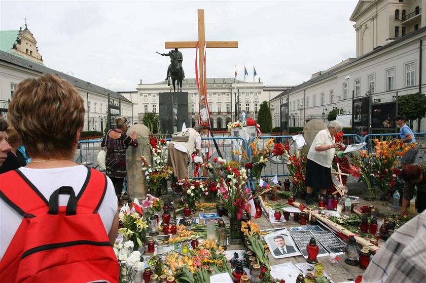 Kaczyński złoży wieniec przed krzyżem