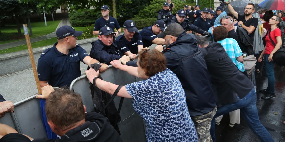 Przed Sejmem od dwóch dni trwają protesty