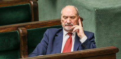 Co za absurd! Macierewicz prześwietli sam siebie?