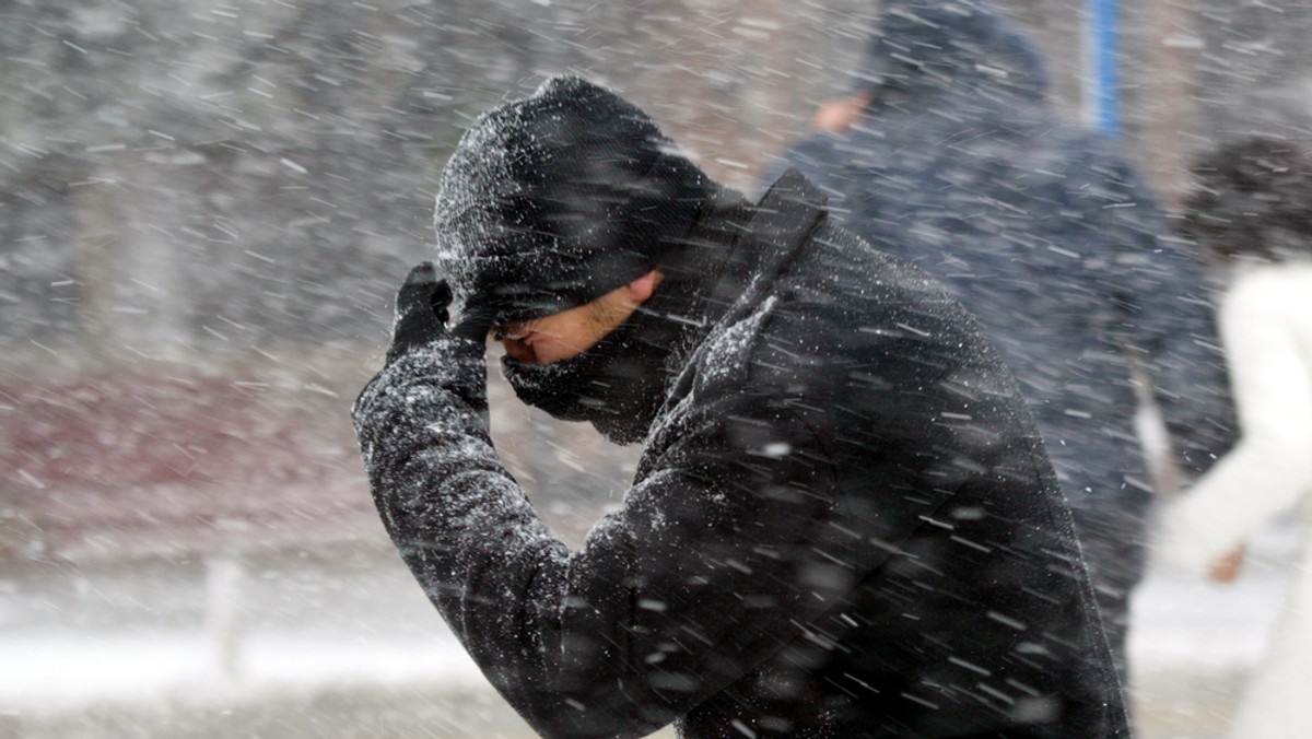 Instytut Meteorologii i Gospodarki Wodnej ostrzega mieszkańców województw: podlaskiego oraz warmińsko-mazurskiego przed mogącymi wystąpić dziś na tych ternach marznącymi opadami. Z kolei ostrzeżenie przed silnym wiatrem wydano dla południa i południowo-wschodniej części kraju.