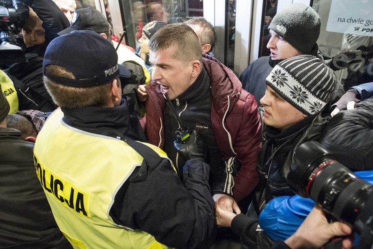 Przepychanki z policją przed Teatrem Polskim we Wrocławiu