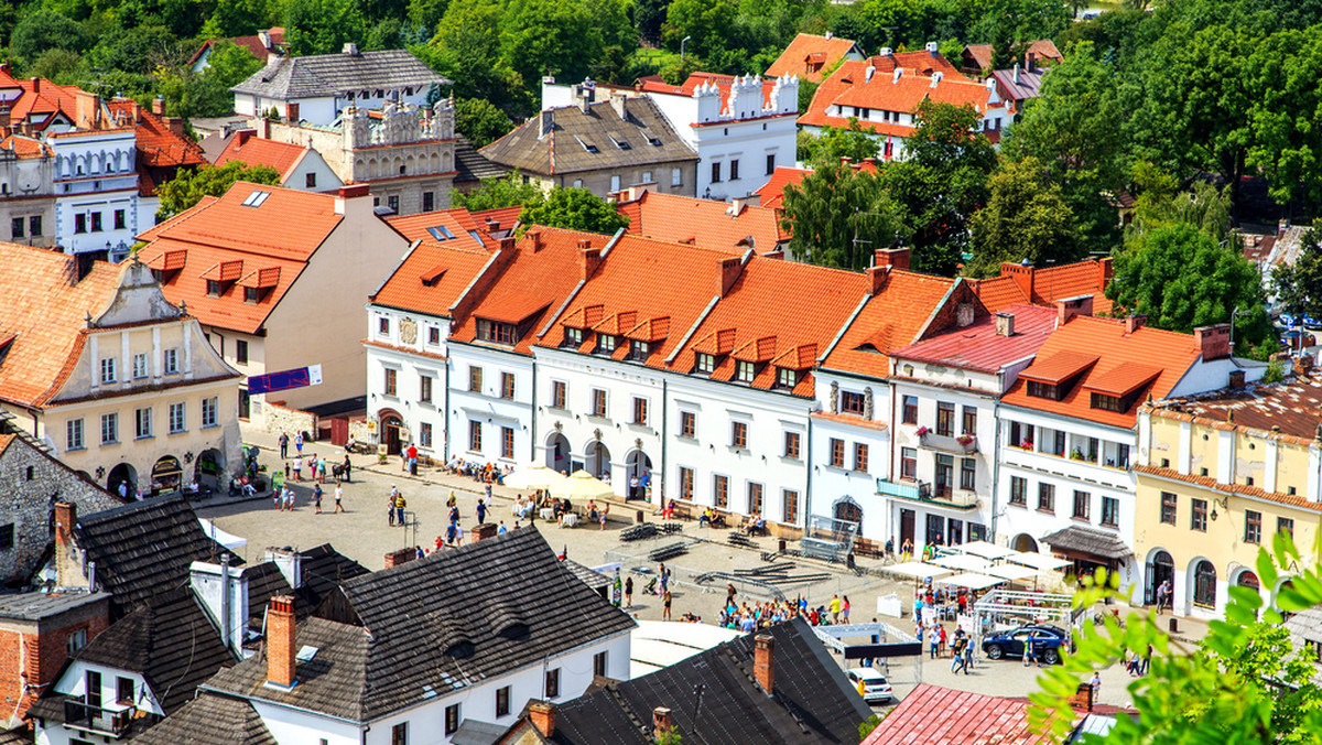 W Kazimierzu Dolnym nieznani sprawcy wywiercili dziury w pniu liczącego ponad 150 lat dębu. Do środka wlali środek na chwasty, który powoduje, że drzewo usycha. O sprawie poinformowano policję - pisze "Rzeczpospolita".