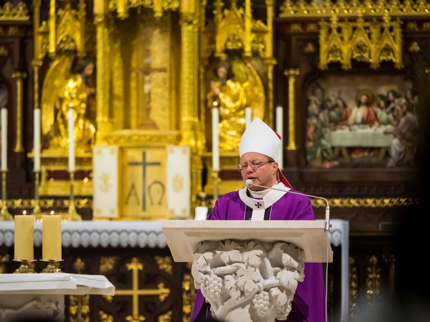 Arcybiskup Łodzi modlił się za duszę Pawła Adamowicza