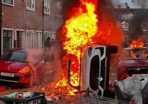 Zapaljeni automobili na ulicama Belfasta | Foto: PA