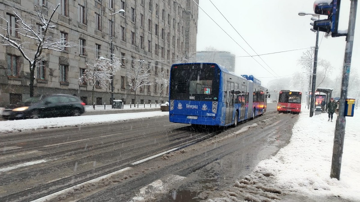 Izmene 18 linija gradskog prevoza zbog snega i ledenih uslova