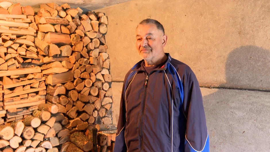 Vojinov komšija Zvonimir kaže da je lakše cepati drva nego glumiti