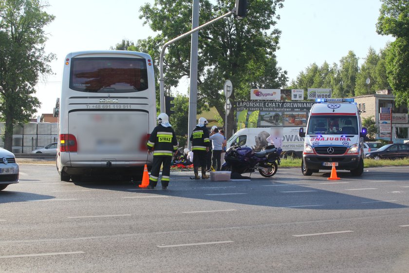 Motocyklista wpadł pod autobus