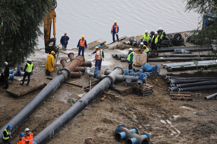 Szef KPRM Michał Dworczyk poinformował w Radiu Zet, że od godz. 4 w poniedziałek rozpoczęło się tłoczenie nieczystości z części lewobrzeżnej Warszawy awaryjnym rurociągiem do oczyszczalni ścieków 'Czajka'. Według ministra, najpóźniej w środę rurociąg osiągnie 100 proc. wydajności.