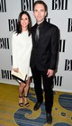 Courteney Cox és Johnny McDaid(korkülönbség 13 év): 2013 óta tart a Jóbarátok egykori sztárjának, és 13 évvel fiatalabb kedvesének viharos kapcsolata. Bár gyakran felmerülnek a pletykák, hogy kapcsolatuk válságba került, és ezen Courtney balul elsült plasztikai műtétei sem segítenek, mégis mindig békét kötnek egymással, és a színésznő 54 éves kora ellenére úgy nyilatkozott, nem tartja kizártnak, hogy hamarosan közös babájuk is legyen.