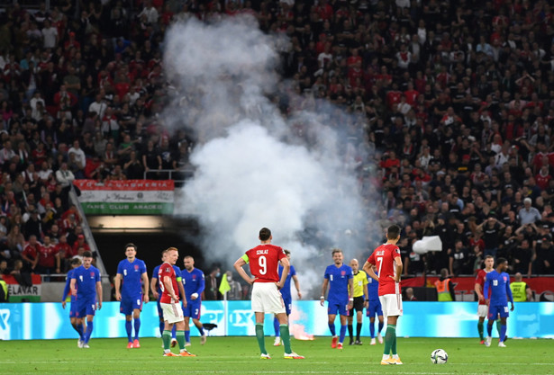 Przerwa w grze podczas meczu Węgry - Anglia po rzuconej na murawie świecy dymnej