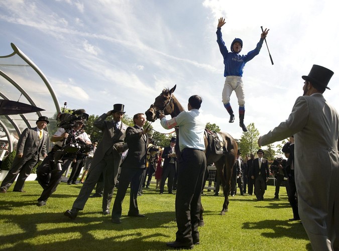 Radość jokeja po wygranej na wyścigach w Ascot