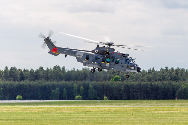 'Działalność remontowa na śmigłowcach będzie trwać kolejne 30 lat. W najbliższym czasie opowiemy także więcej o naszej działalności w Polsce znacznie wykraczającej poza projekt dla MON. W efekcie chcemy stworzyć ponad 1250 nowych miejsc pracy bezpośrednio przy projekcie oraz 2000 w firmach współpracujących' - podkreślił Peru.<br><br>fot. (pj/cat) PAP/Paweł Jaskółka