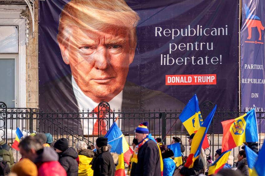 Pristalice Đorđeskua u Bukureštu na protestu povodom poništavanja predsedničkih izbora, februar 2025.