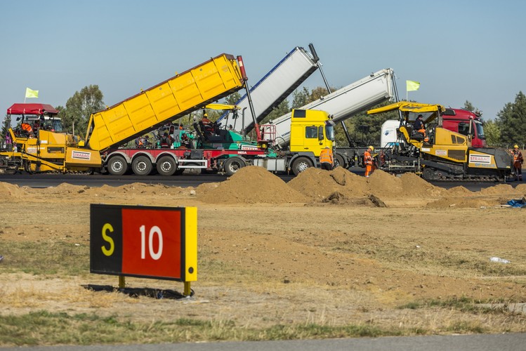 W ramach inwestycji zmodernizowana zostanie droga startowa na łącznym odcinku 2 km.  <br><br> (bj/mr) PAP/Bartosz Jankowski