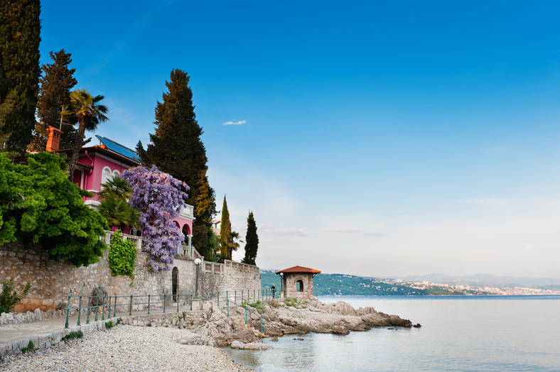 Widok na wody Morza Adriatyckiego w Opatiji