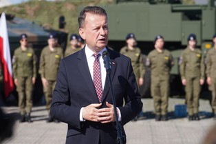 Biuro poselskie Błaszczaka obrzucone kamieniami. "Czekaliście na program totalnej opozycji? Dwa konkrety, kamień i cegła"