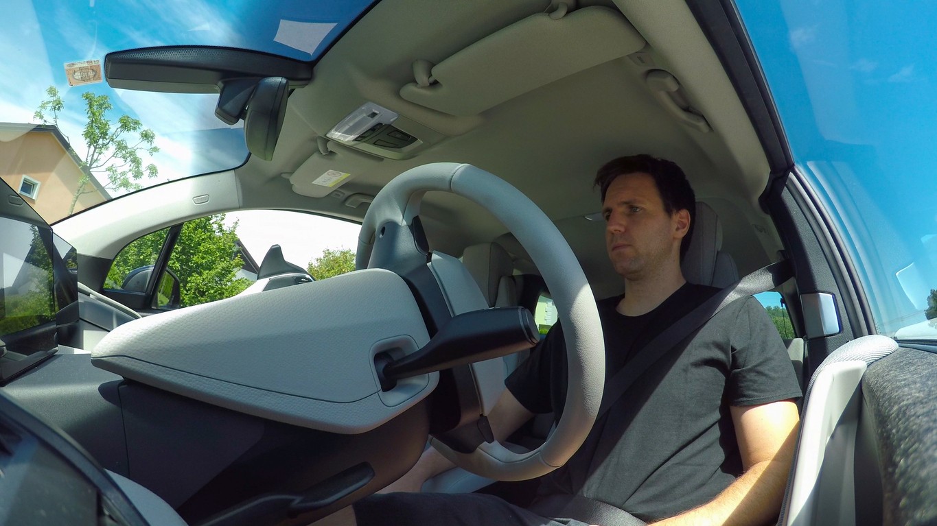 iastočne autonómne riadenie áut je dostupné v moderných vozidlách už dnes, na fotografii Kia EV4 v našom redakčnom teste. Legislatíva v SR však umožňuje aj prevádzku áut, v ktorých vodič nesedí, ak na neho dozerá na diaľku.