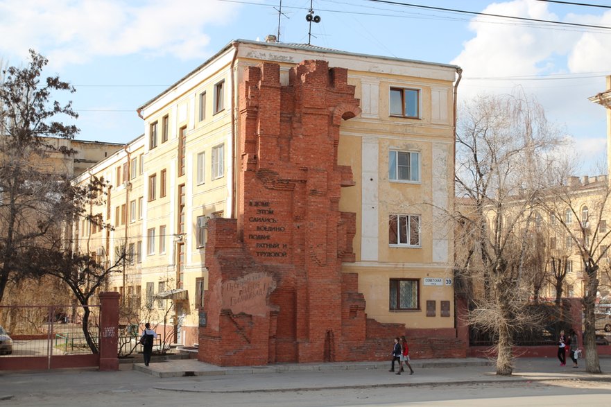 Dom Pawłowa dziś w Wołgogradzie. Na ścianie widoczna płaskorzeźba pomnik poświęcona obrońcom Stalingradu