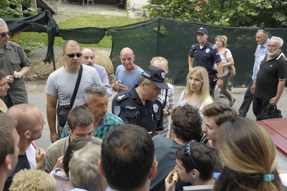 Okupljeni ispred zgrade