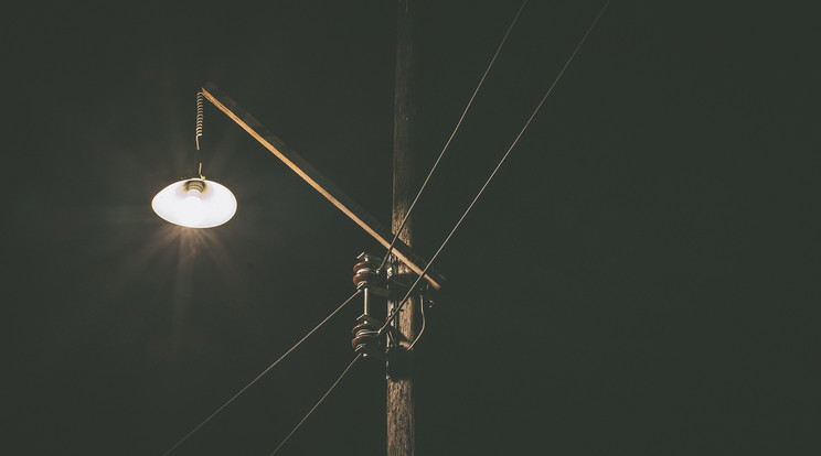 Leoltják a lámpákat Nyíregyházán: több, mint ezer utcai lámpát kapcsolnak le az energiárak drasztikus megemelkedése miatt. 100 milliót spórolhatnak vele. / Illusztráció: Pixabay