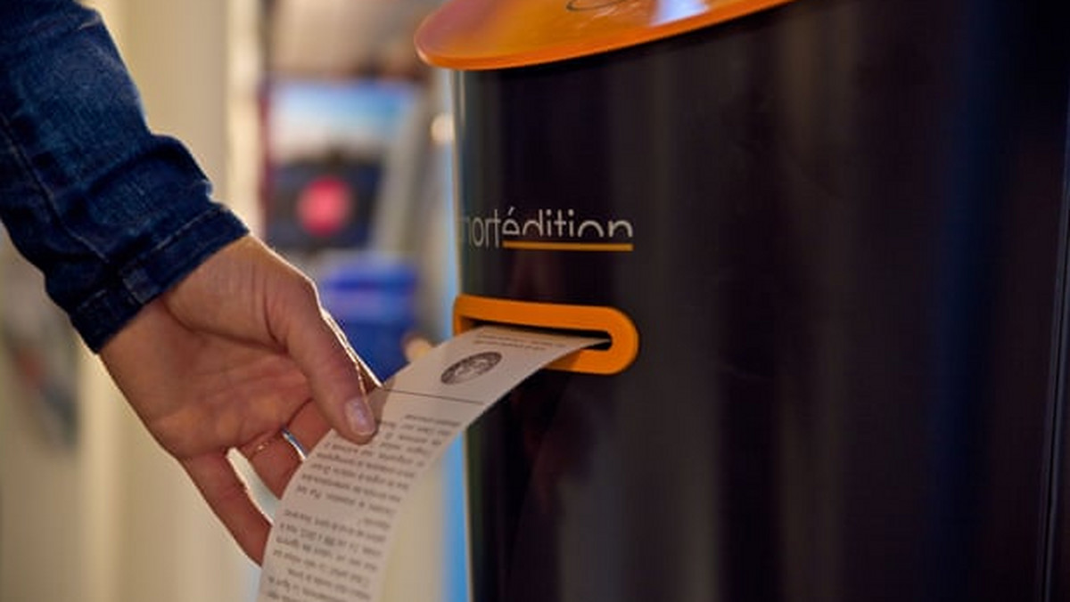 W londyńskim metrze na stacji Canary Wharf staną automaty, z których podróżujący będą mogli pobrać krótkie opowiadania do poczytania w czasie podróży. Automat wyda pasażerom darmowe kwitki, na których znajdą się krótkie historie, jakie można przeczytać w trzy do pięciu minut - tyle, ile trwa przejechanie metrem kilku stacji.