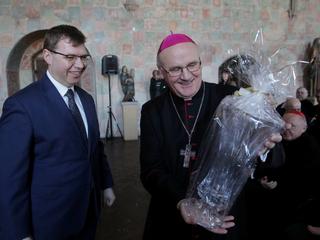 Wojewoda Warmińsko- Mazurski Artur Chojecki (L) i abp Józef Górzyński (P) podczas uroczystości