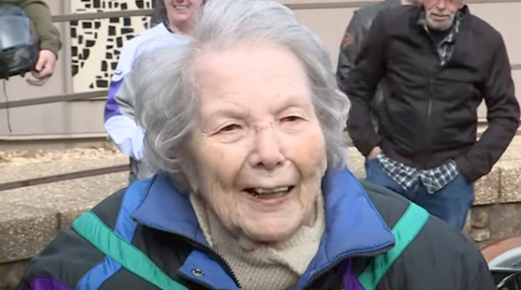 A 104 éves Evelyn Eales nemrég elárulta titkát: minden este megiszik egy pohárral kedvenc borából / Forrás: YouTube