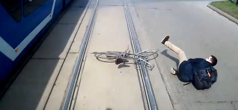 Rowerzysta ścigał się z tramwajem w Krakowie. Dramatyczny finał. WIDEO