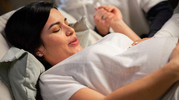 mitől függ hogy kinek mennyire fáj a szülés