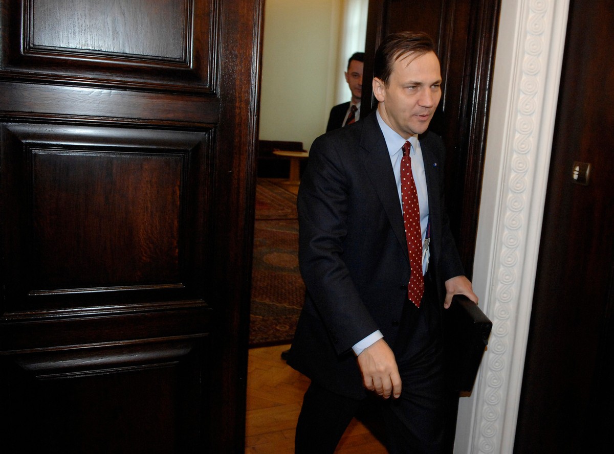 Sikorski leci do Moskwy, by zaprosić Putina