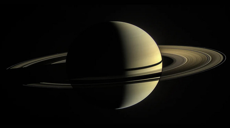 A Cassini űrszonda által 2010. január 2-án készített felvétel a Szaturnuszról. Az óriásbolygó ikonikuks gyűrűi jég, por és szikladarabok egyvelege, amit a hatalmas gravitáció fogott be és rendezett pengevékony struktúrává az egitest körül. / Fotó: NASA/JPL-Caltech/Space Science Institute
