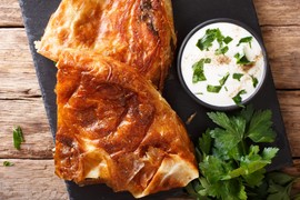 Ovaj korak NIKAKO NE TREBA DA PRESKOČITE kad pravite BUREK: Čak i onaj sa gotovim korama biće savršen kao i domaći