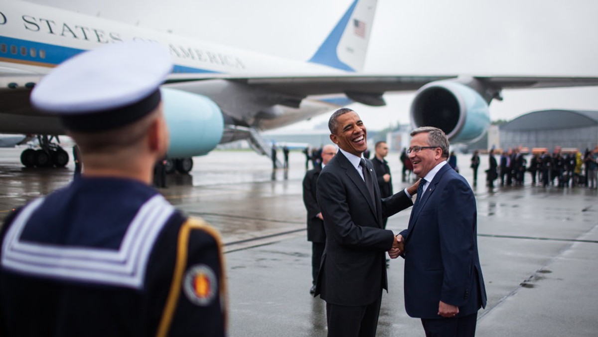 — Były momenty, gdy gasły flesze i nie obowiązywał protokół. Mam takie zdjęcie z Barackiem Obamą, które zrobił nam Bronisław Komorowski. Okazało się, że w ekipie nie ma nikogo, kto mógłby akurat to zdjęcie zrobić. Prezydent powiedział więc: "No to dajcie ten aparat, ja wam zrobię" — mówi Wojciech Grzędziński, szef fotografów prezydenta Bronisława Komorowskiego.