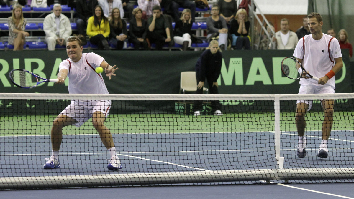 Mariusz Fyrstenberg i Marcin Matkowski awansowali do ćwierćfinału gry podwójnej wielkoszlemowego turnieju tenisowego na kortach ziemnych im. Rolanda Garrosa w Paryżu. W niedzielę pokonali francuską parę Jonathan Dasnieres De Veigy/Florent Serra 6:4, 6:3.