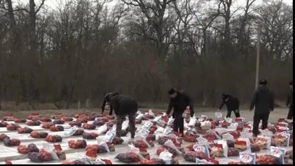 "Pomoc" dla rodzin zmarłych kadyrowców (fot. Grozny TV)