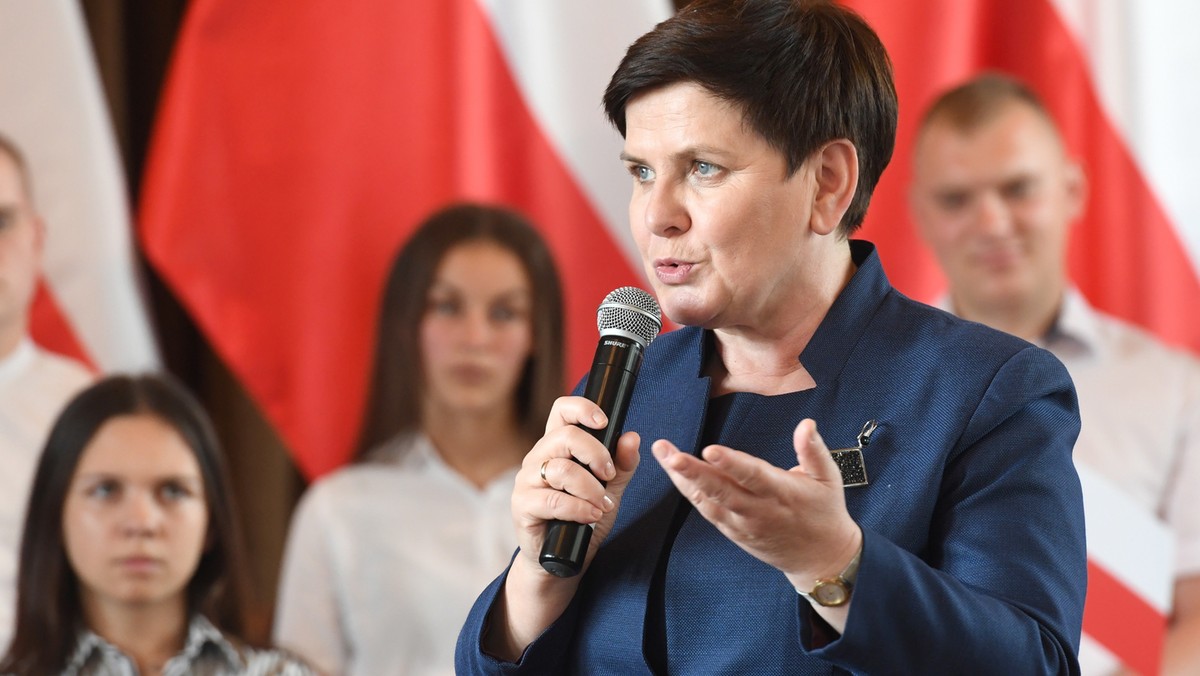 Nie wykluczam takiej możliwości - mówi wicepremier Beata Szydło w dzisiejszym wydaniu tygodnika "Sieci", pytana, czy wystartuje w wyborach do Parlamentu Europejskiego. Ocenia także, że w PiS "jest miejsce dla każdego", zarówno dla niej, jak i dla obecnego premiera Mateusza Morawieckiego.