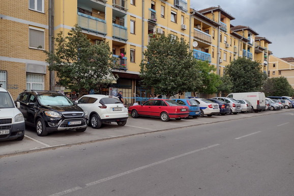 "HAJDE KUĆI, HLADI TI SE VEČERA" Neko je "zaboravio" šporet nasred ulice u Novom Sadu, svi se pitaju samo jedno: Gari, kako? (FOTO)