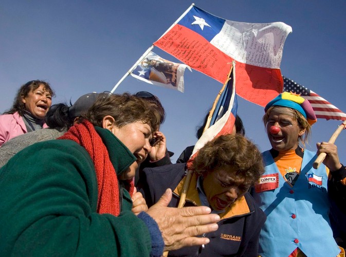 Rodzina uwięzionego Dario Segovii świętuje po informacji, że udało się dowiercić do miejsca, gdzie przebywają górnicy