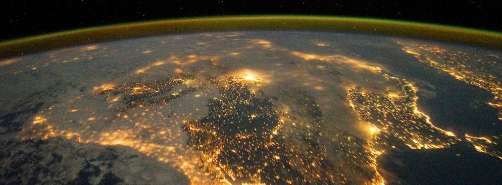 Biorąc pod uwagę nie najwyższe PKB per capita (ok. 30 tys. dol.) i wielkość populacji hiszpańskie środowisko należy ocenić bardzo wysoko. Najwyżej w kategorii „klimat i energia” oraz pod względem odzyskiwania zużytej wody. Najsłabszymi elementami ochrony przyrody w tym kraju są stan rolnictwa oraz bioróżnorodność i stan siedlisk. Na zdj. półwysep Iberyjski Fot. dzięki uprzejmości NASA / JPL-Caltech